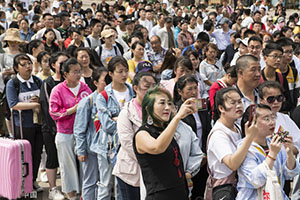 鄭州392名急救人員隨時(shí)待命，為不驚擾考生，執(zhí)行院前急救任務(wù)不鳴笛